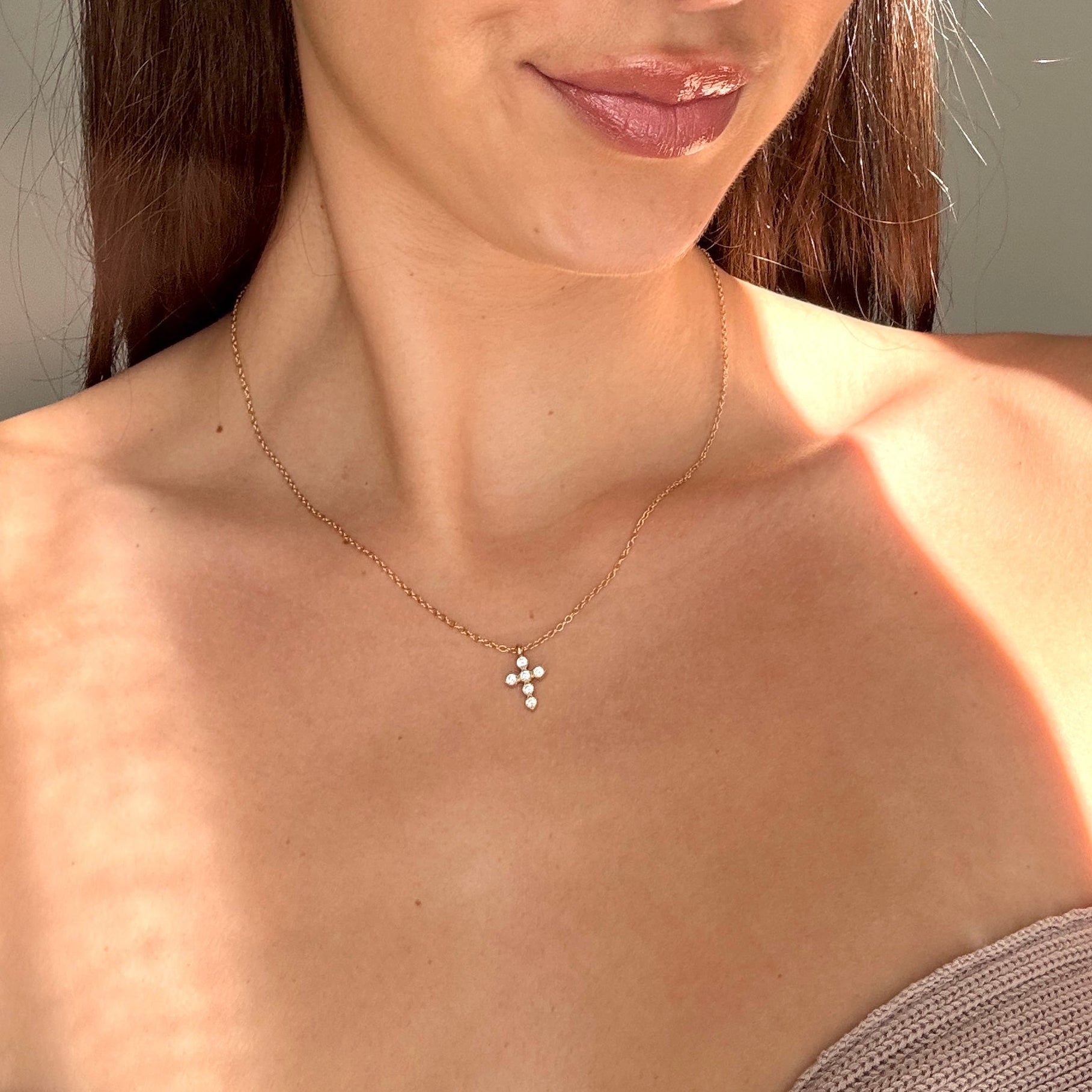 ANASTASIA CROSS NECKLACE GOLD